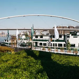  Hostel Botel Maastricht Nederland
